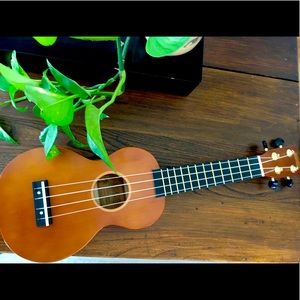 Mahalo Ukulele brand new with tuner and case